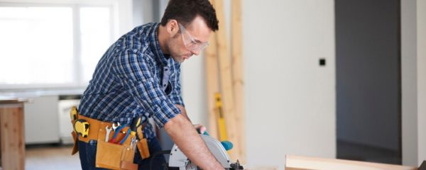 Carpenter working in a house - www.freepik.com